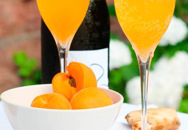 Кусочек лета в бокале — наливка из абрикосов и коктейли на ее основе. Как приготовить в домашних условиях?