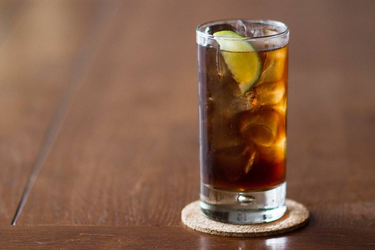 Ром кола коктейль. Куба Либре коктейль. Cuba libre коктейль. Бакарди Куба Либре коктейль. Алкогольный коктейль Куба Либре.