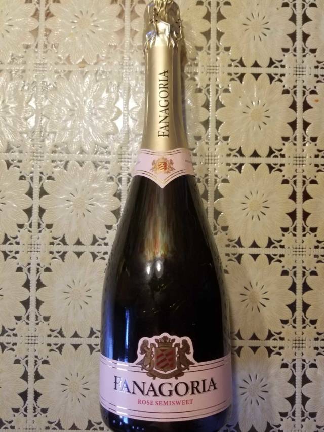 Особенности и сорта розового шампанского. Как пить этот алкоголь?