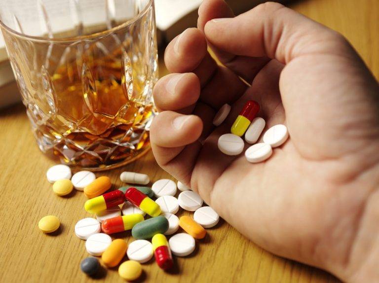 Противовирусные препараты и их совместимость с алкоголем. возможно ли совмещение противовирусных препаратов и алкоголя? можно ли противовирусные с алкоголем