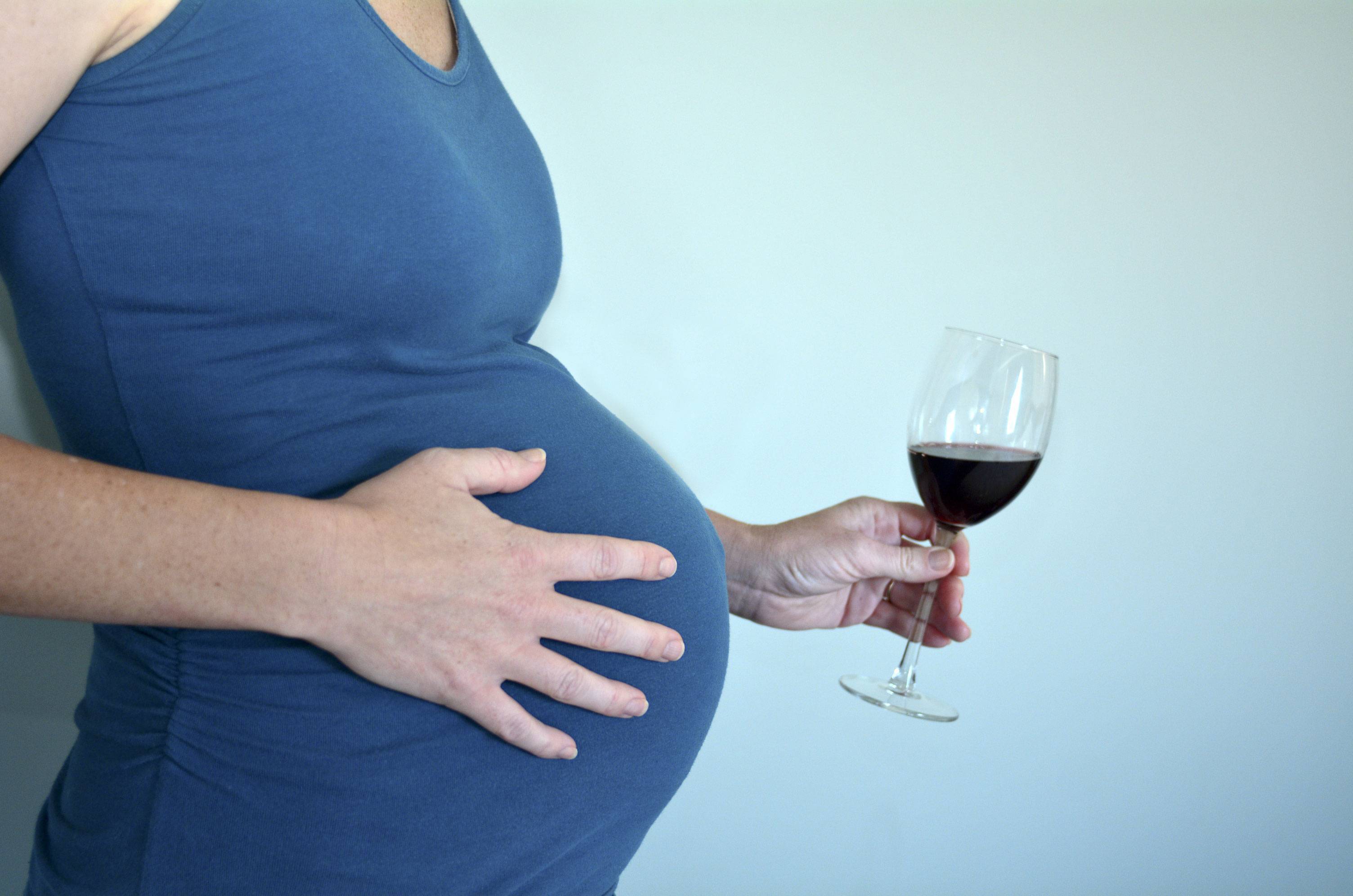 Можно ли беременным пить вино на ранних и поздних сроках. можно ли домашнее, безалкогольное или сухое красное вино
