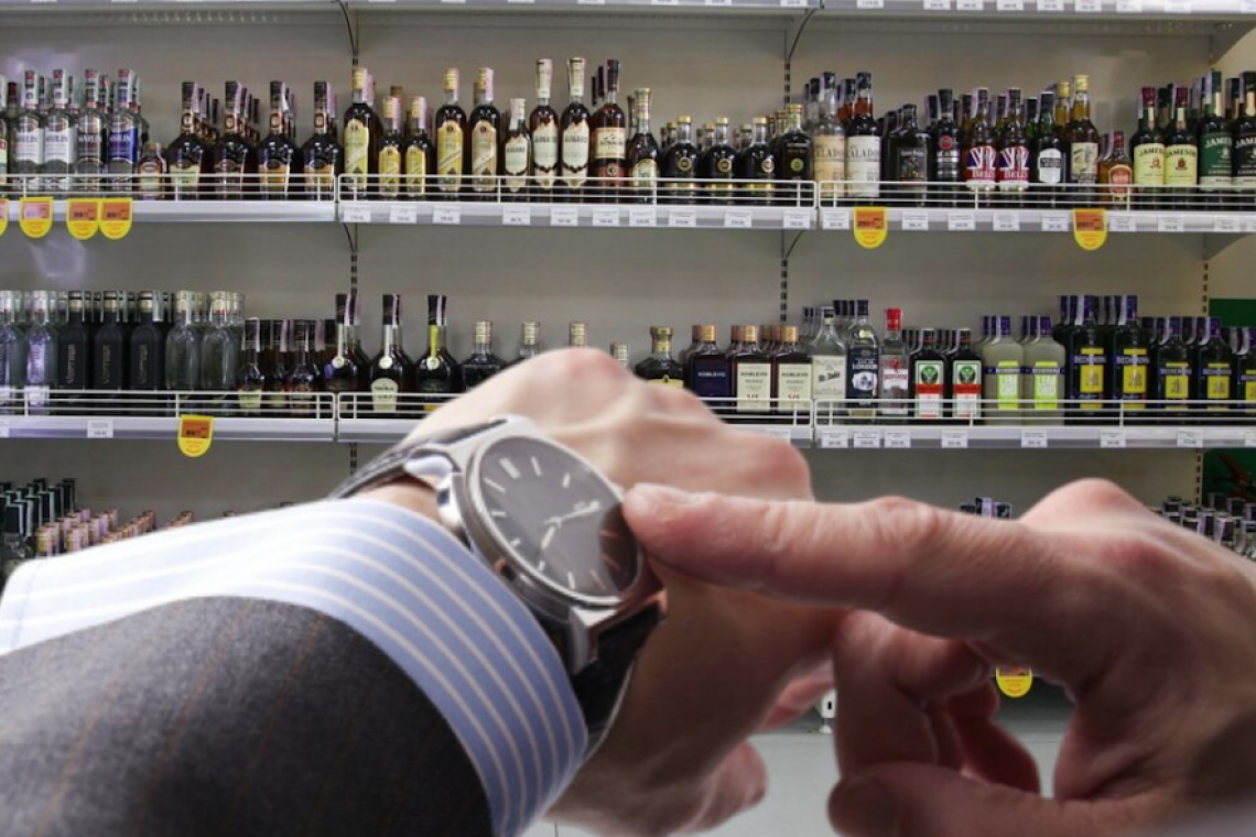 Эксперты: возврат регионам рф права ограничить продажу спиртного защитит от алкоголизма -  общество - тасс