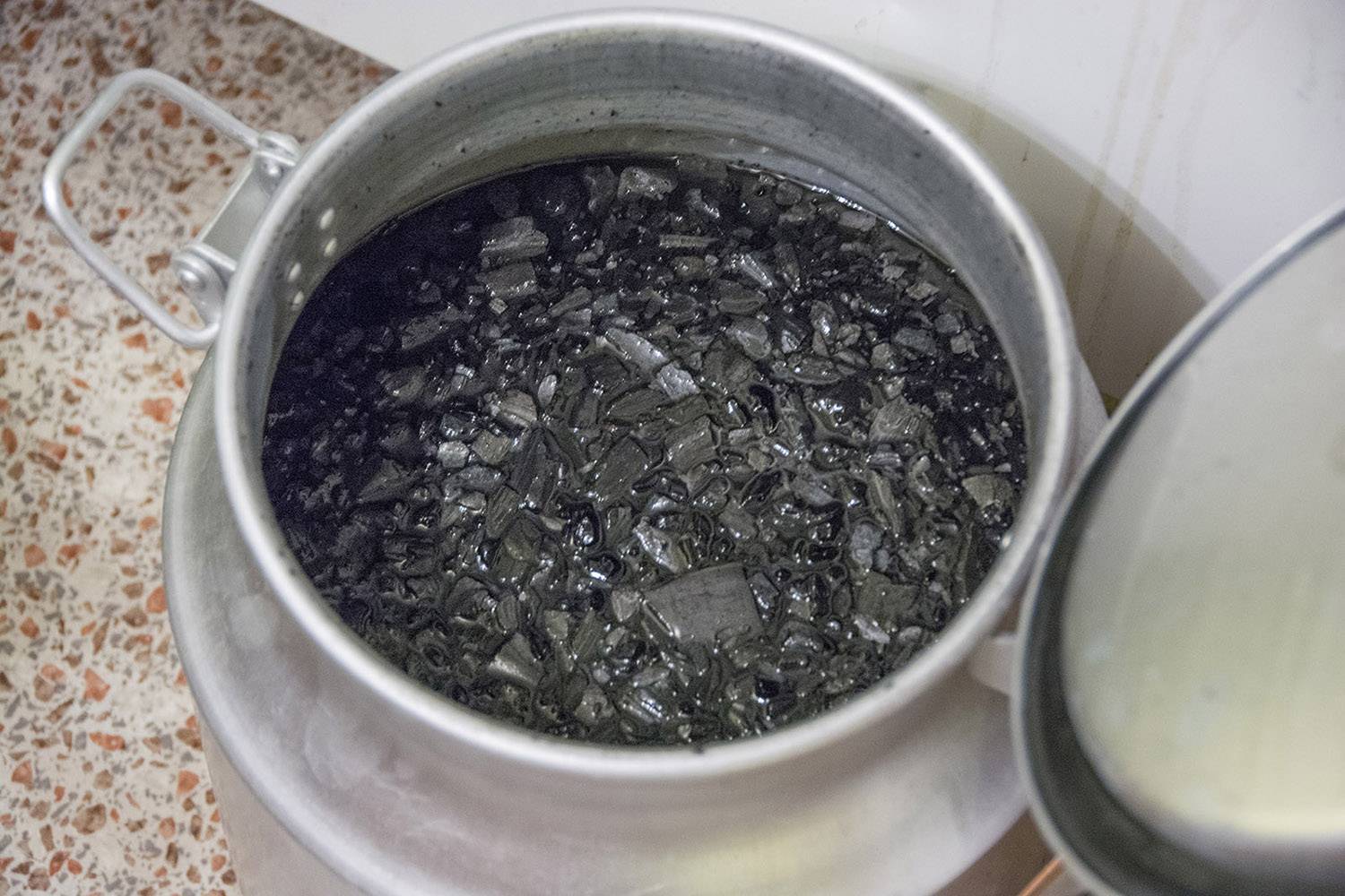 Как производится очистка самогона углем для шашлыка