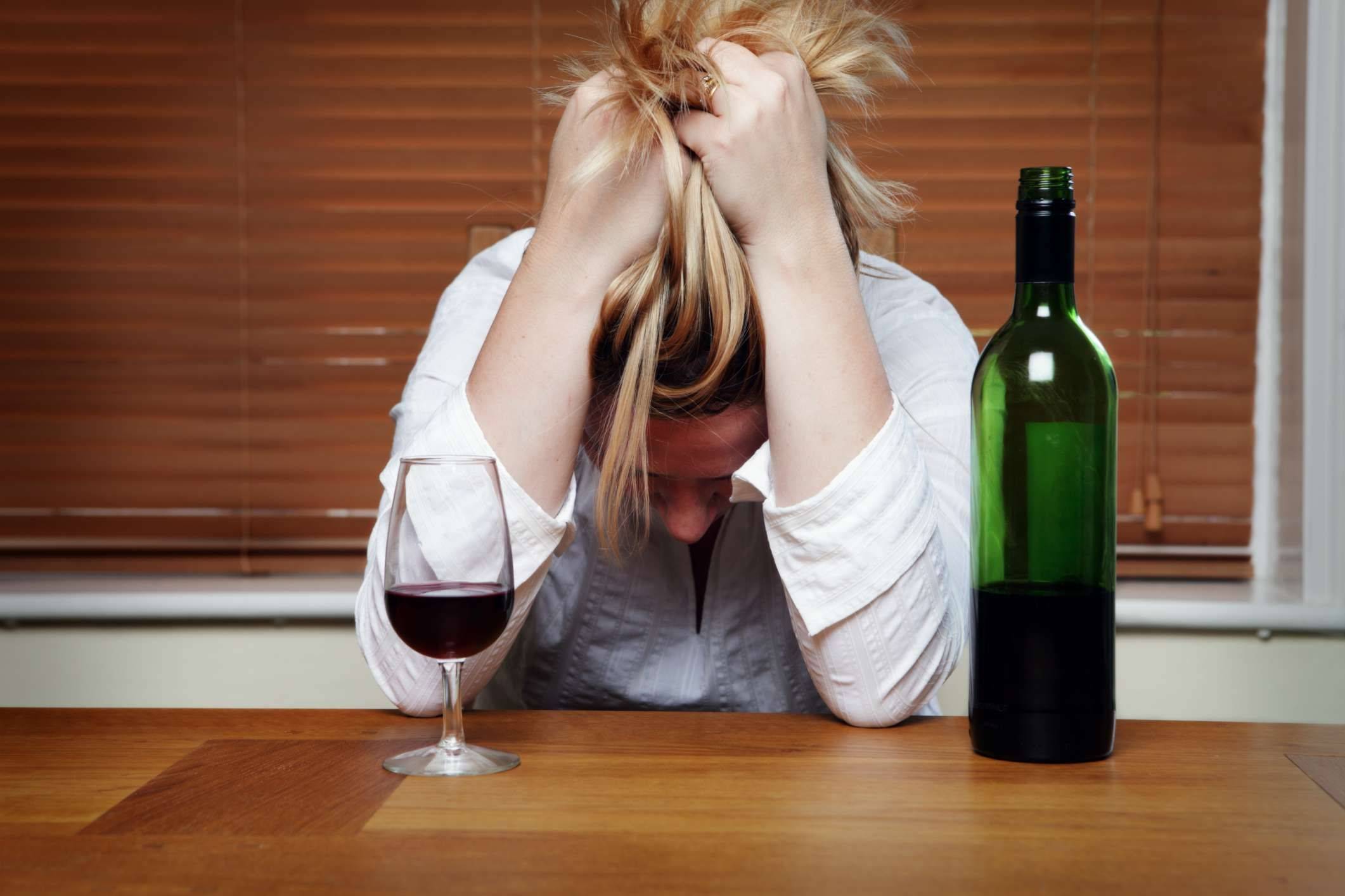 Алкогольная депрессия: симптомы и лечение, как выйти из депрессии