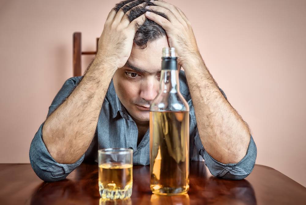 Алкогольная депрессия: длительность, симптомы и лечение