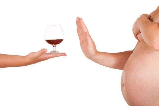 Можно ли пить красное вино при беременности: за и против