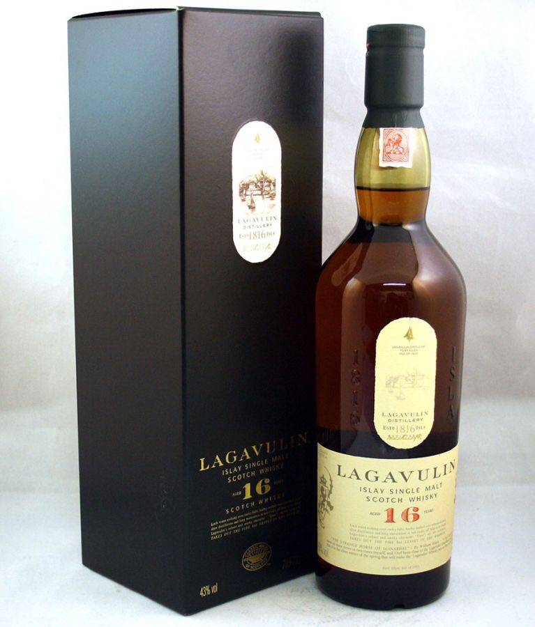 Виски lagavulin 16. Лагавулин 16. Виски Лагавулин 16. Лага Вуллен. Виски 16 лет Lagavulin.