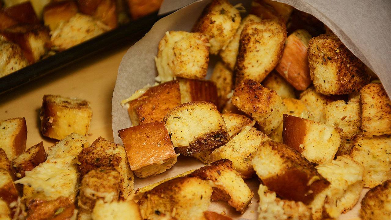 Как сделать вкусные домашние сухарики в духовке. как делать сухарики в духовке из хлеба: рецепты «натуральных» снеков