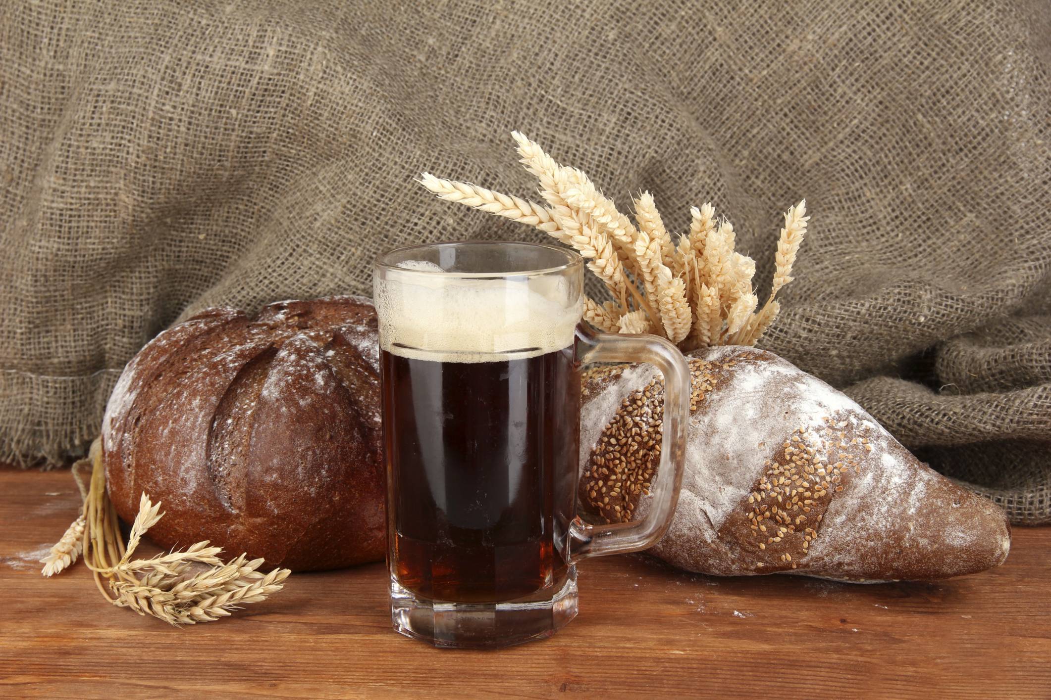 Домашнее пиво из черного хлеба – рецепт без солода на сухарях
