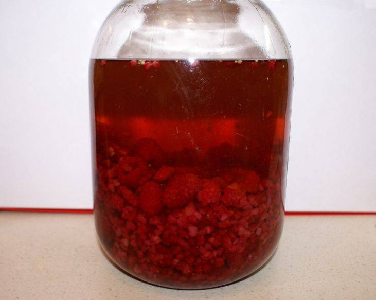 Настойка из ягод земляники. как сделать наливку, ликер, настойку из клубничного варенья, замороженной и свежей клубники на водке, спирту, самогоне: рецепт в домашних условиях
