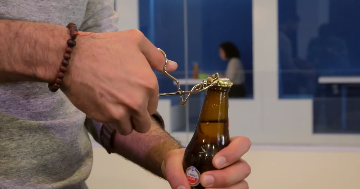 Если под рукой нет открывашки, как открыть пиво подручными средствами?